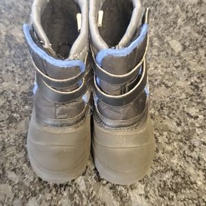 Snow boots